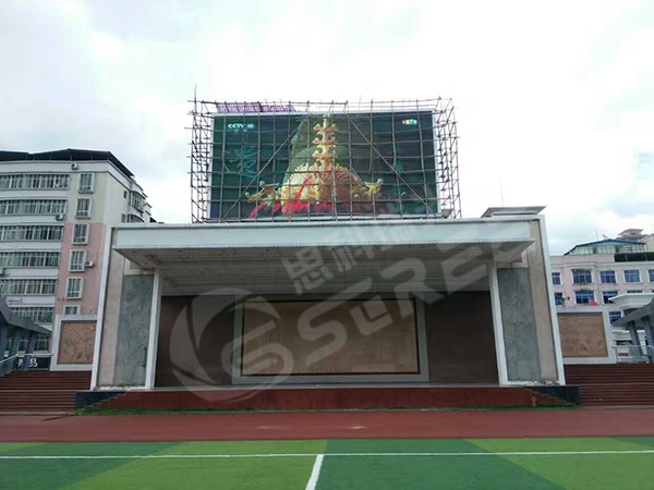 广东河源连平体育馆100平方户外p8全彩LED大屏幕安装调试完成。